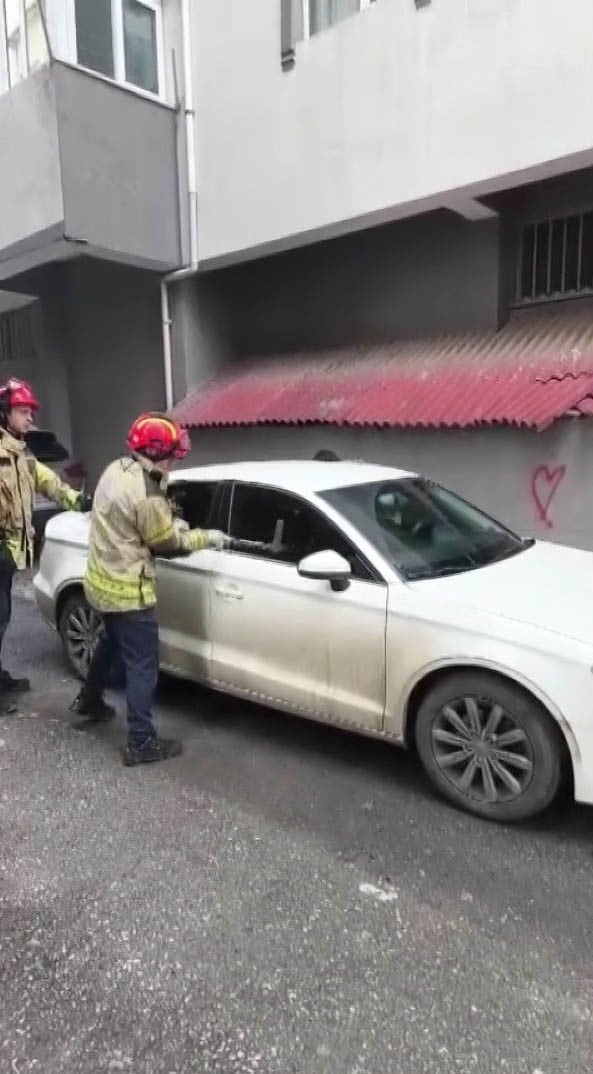 PENDİK KAYNARCA'DA PARK HALİNDEKİ ARAÇ İÇİNDE MAHSUR KALAN ÇOCUK, İHBAR ÜZERİNE OLAY YERİNE GELEN...