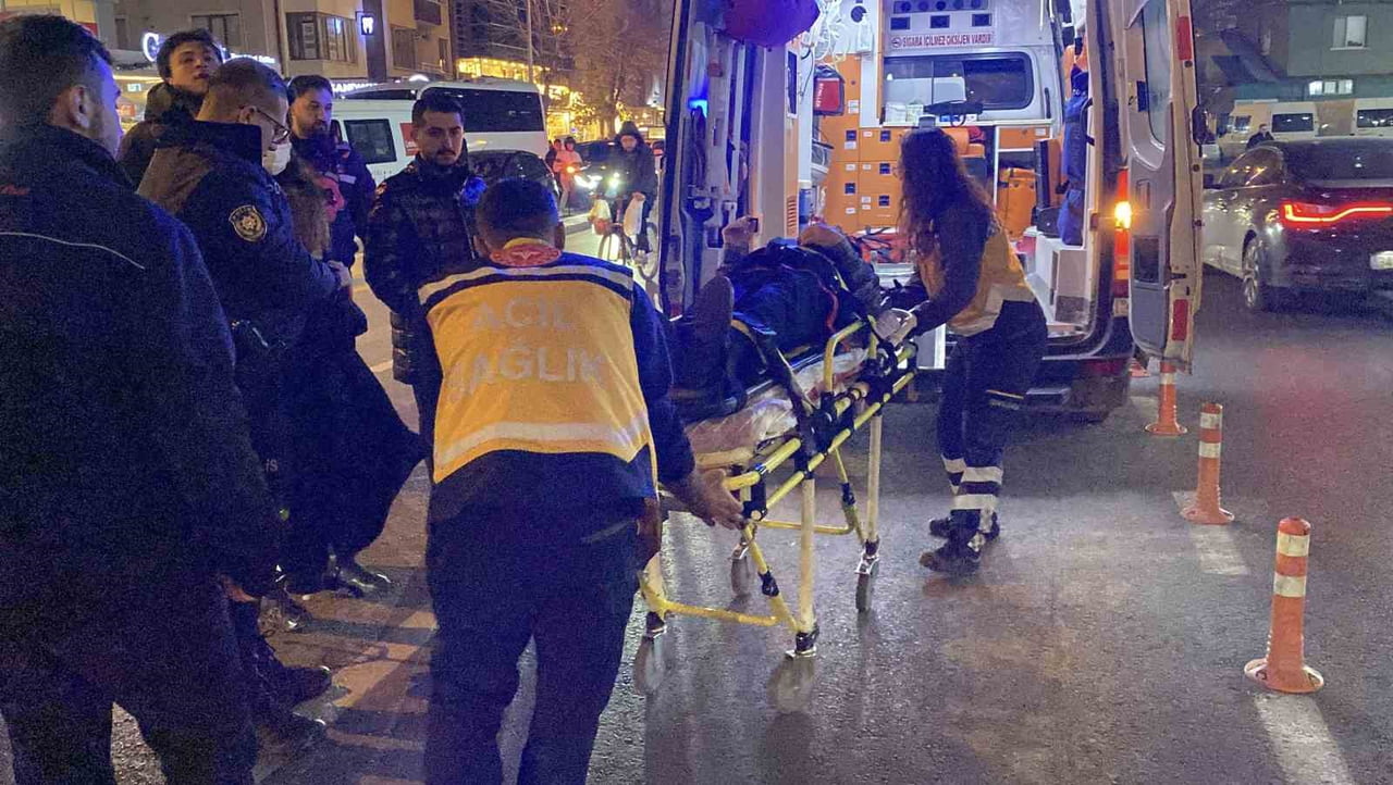 PLAKASI ÖĞRENİLEMEYEN BİR OTOMOBİL, YOLUN KARŞISINA GEÇMEYE ÇALIŞAN Y.S. (87) İSİMLİ YAŞLI ADAMA...