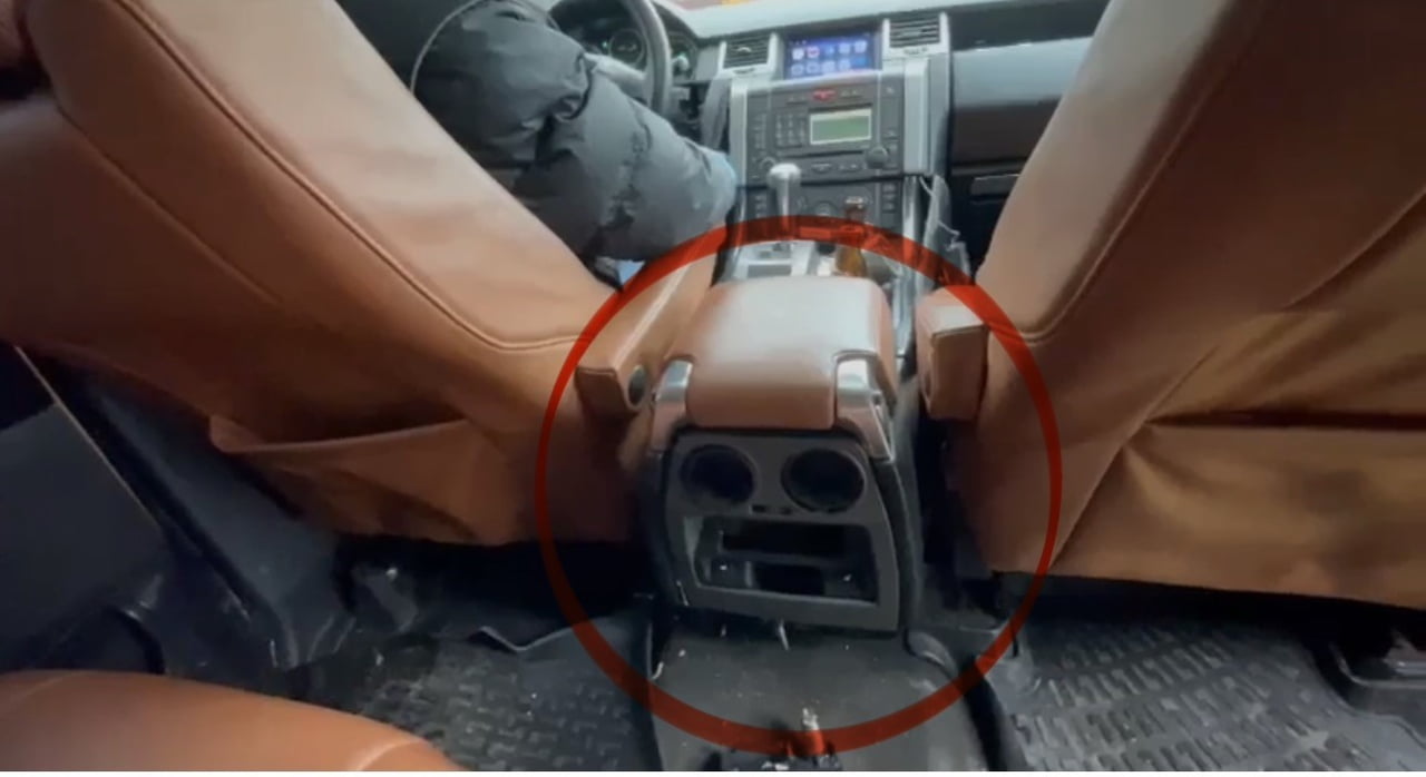 POLİS EKİPLERİNCE DURDURULAN BİR ARAÇTA, ELEKTRONİK SİSTEMLE ÇALIŞAN GİZLİ BÖLME İÇERİSİNDE...