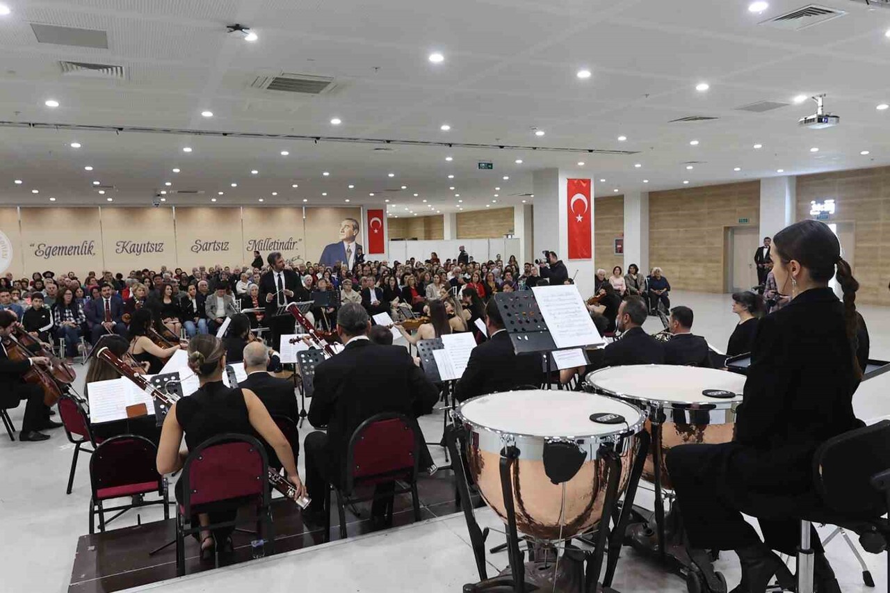 PROF. DR. TÜRKAN SAYLAN KONSER VE SÖYLEŞİYLE ANILDI