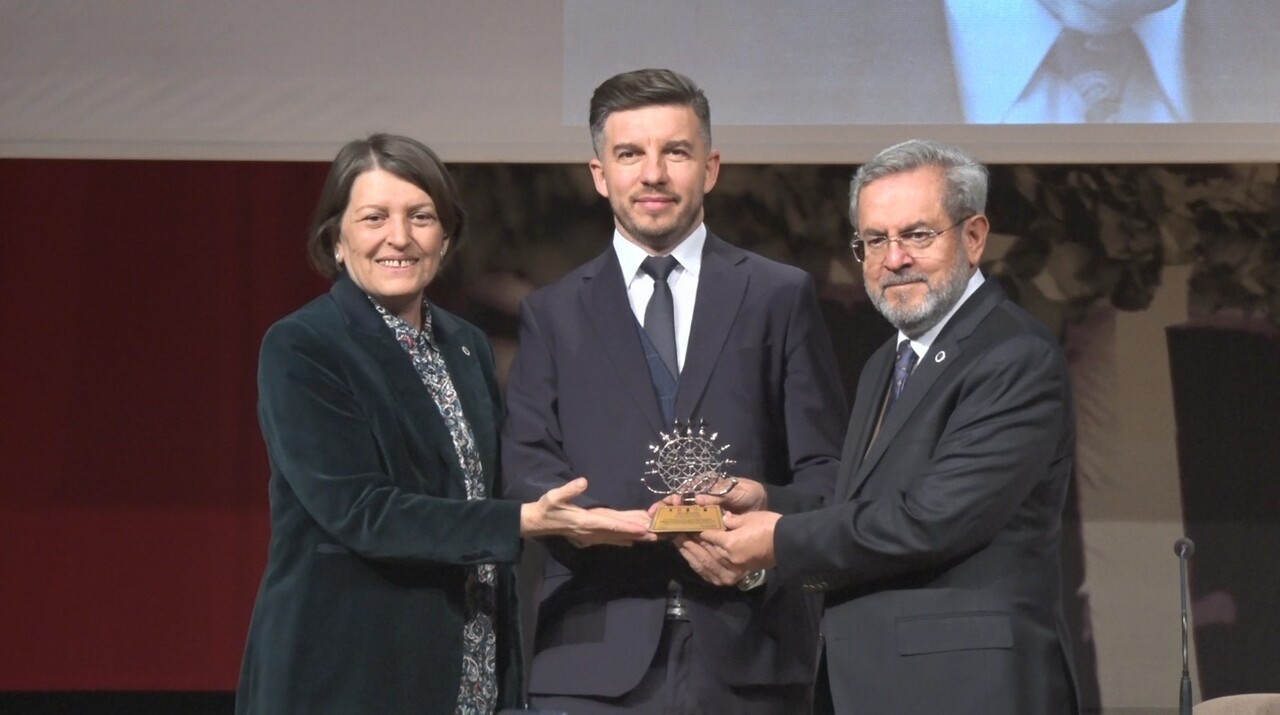 PROGRAM, HEDİYE TAKDİMLERİ VE HATIRA FOTOĞRAFLARININ ÇEKİLMESİYLE SON BULDU.
