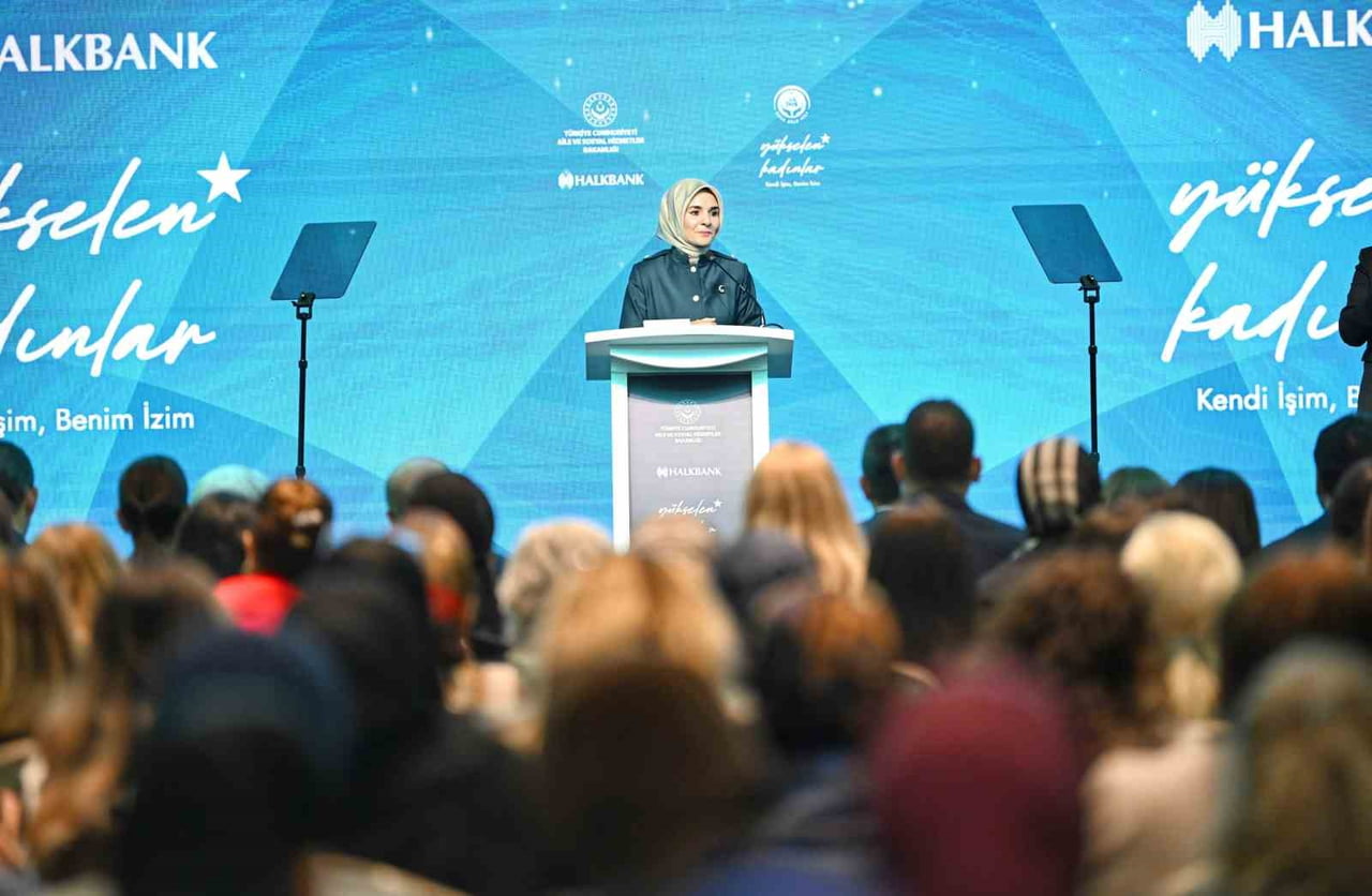 PROGRAMDA KONUŞAN AİLE VE SOSYAL HİZMETLER BAKANI MAHİNUR ÖZDEMİR GÖKTAŞ "BİR ÜLKENİN BÜYÜMESİ...