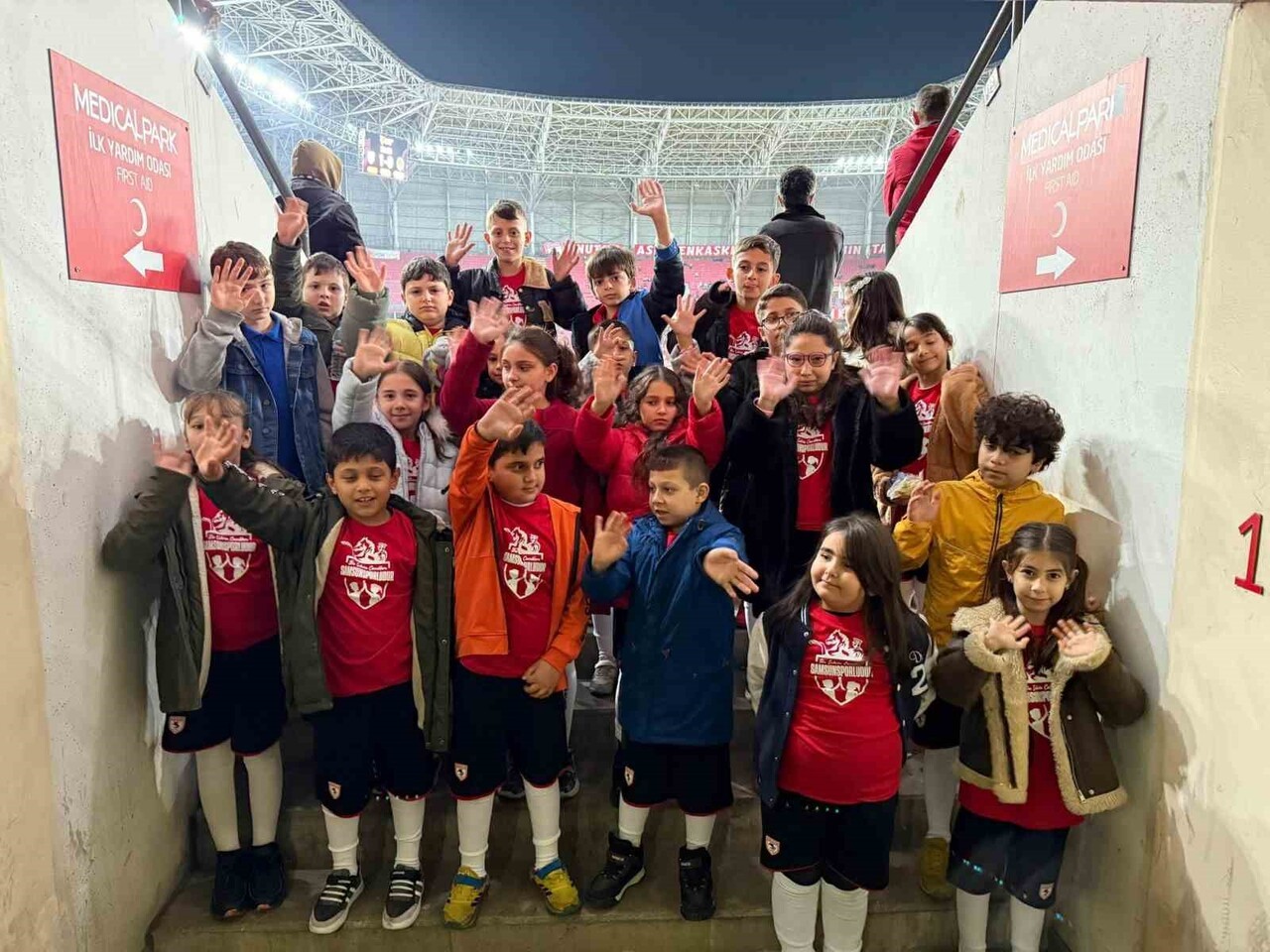 PROJE ÇERÇEVESİNDE HAZIRLADIKLARI TİŞÖRTLERİ “SEVDAMIZ SAMSUNSPOR” DİYEREK TASARLAYAN ÖĞRENCİLER...