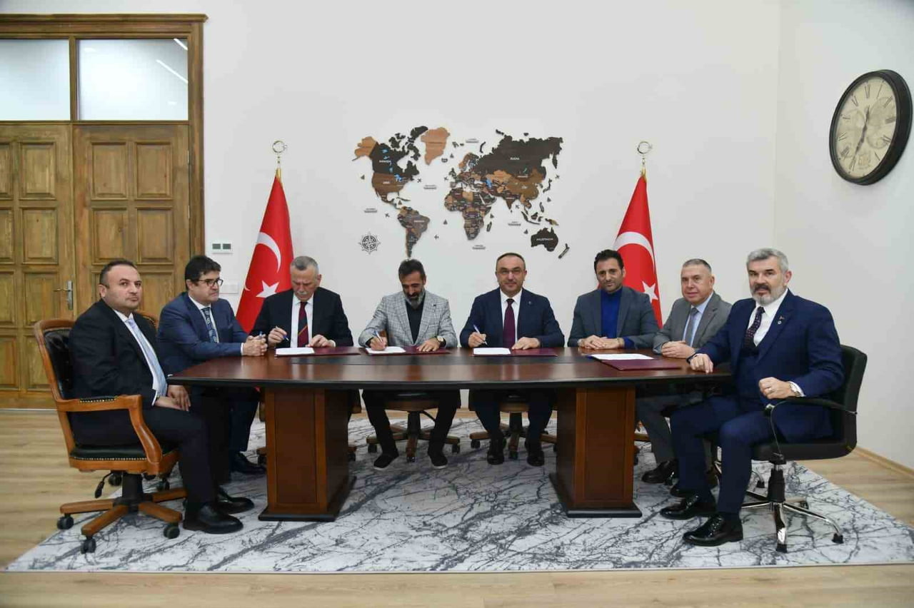 PROTOKOLLERE İMZALAR ATILDI