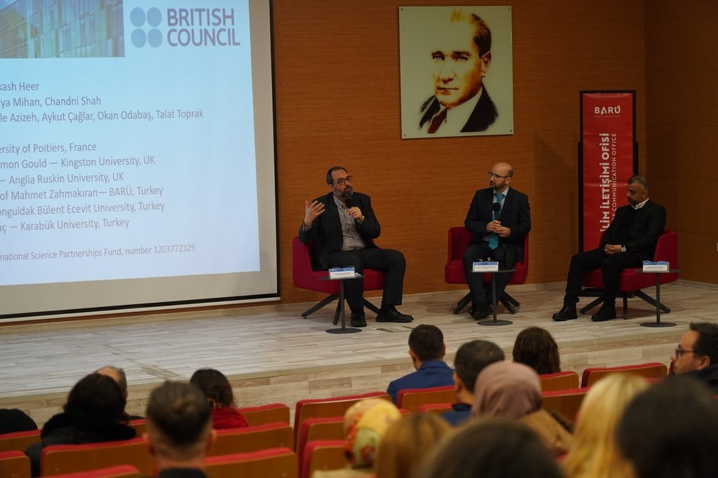 "BİLİM KAFE" ETKİNLİKLERİ KAPSAMINDA "HASTALIKLARDA ANTİBİYOTİKLERİN ETKİSİZ KALDIĞI BİR DÜNYAYA...