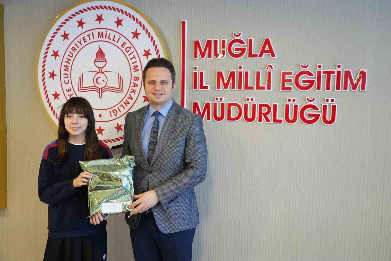 "DİLİMİZİN ZENGİNLİKLERİ PROJESİ" SÖZLÜK TASARIMI YARIŞMASI ÖDÜL TÖRENİ COŞKUYLA...