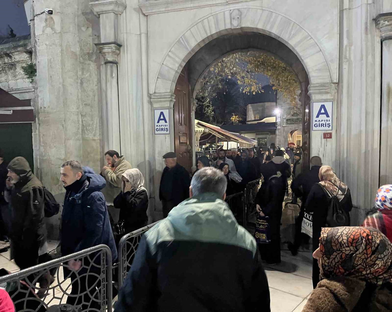 REGAİP KANDİLİ AKŞAMINDA VATANDAŞLAR, EYÜPSULTAN CAMİİ’NE AKIN ETTİ.