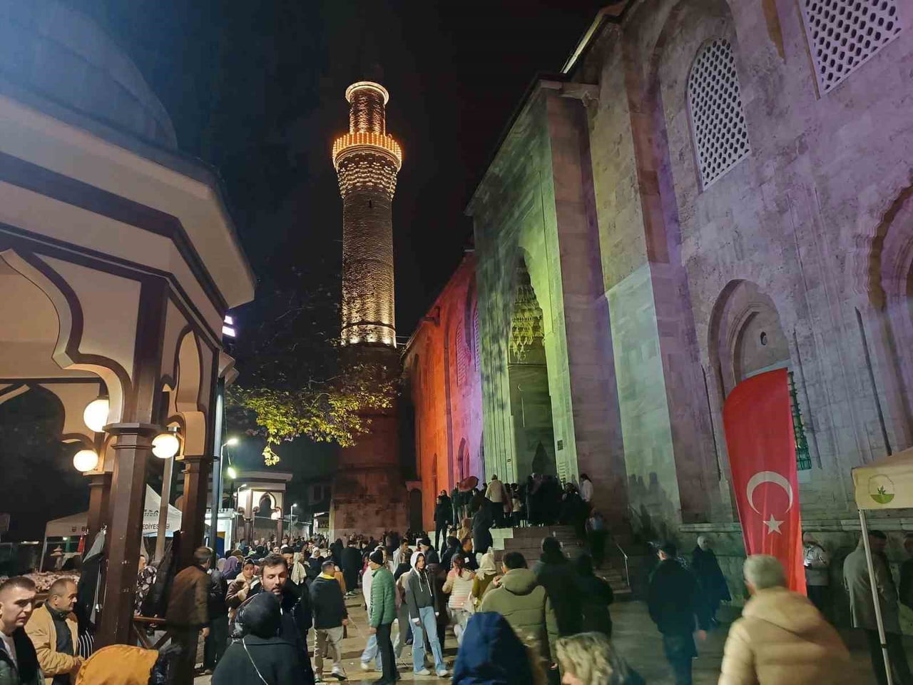 REGAİP KANDİLİ VESİLESİYLE BURSALI VATANDAŞLAR ULU CAMİ'YE AKIN ETTİ.