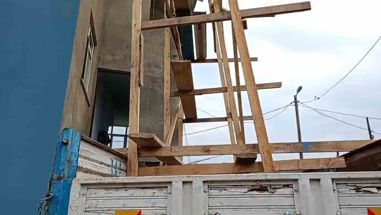 RİZE’DE İSKELEYİ TAŞIMAK VEYA SÖKÜP TAKMAK İSTEMEYEN VATANDAŞIN BULDUĞU ÇÖZÜM ZEKASINA HAYRAN...