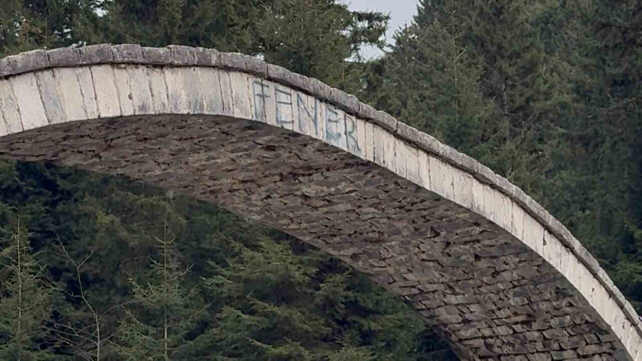 RİZE’DE TARİHİ KEMER KÖPRÜYE SPREY BOYA İLE ‘FENER’ VE ‘1907’ YAZISI YAZILARAK ZARAR...