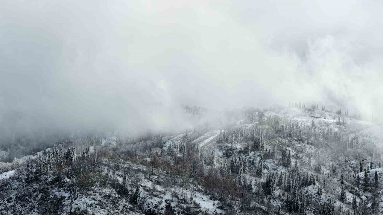 RİZE’NİN ŞEHİR MERKEZİNE EN YAKIN YAYLASI OLAN HANDÜZÜ YAYLASI’NDA KARIN GÜZELLİĞİ HAVADAN...