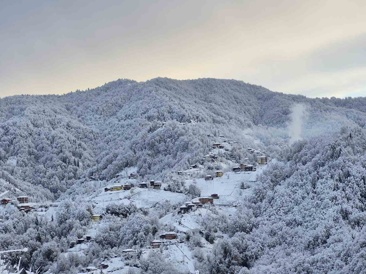 RİZE’NİN YÜKSEK KESİMLERİNDE ETKİLİ OLAN KAR YAĞIŞI NEDENİYLE KAR KALINLIĞI YAYLALARDA 1 METREYİ...