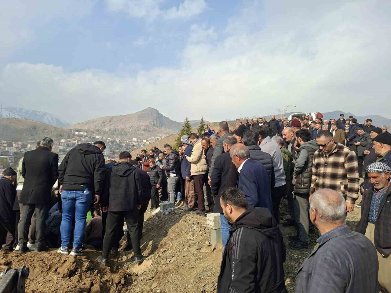 ROJHAT DURGUN, HAKKARİ BERÇELAN MAHALLESİ AİLE MEZARLIĞINDA GÖZYAŞLARI ARASINDA DEFİN...