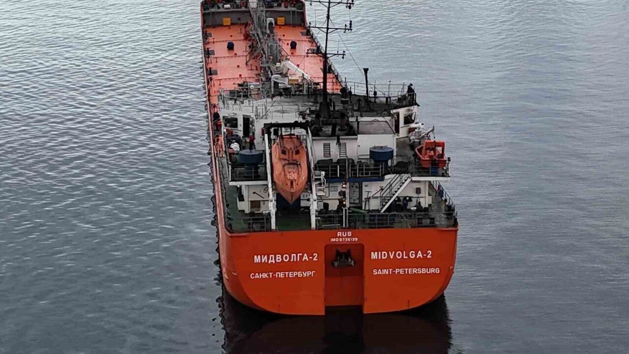 RUSYA'DAN GÜRCİSTAN'A GİTMEKTEYKEN SALDIRIYA UĞRAYAN "MIDVOLGA-2" İSİMLİ GEMİ, SİNOP AÇIKLARINA...