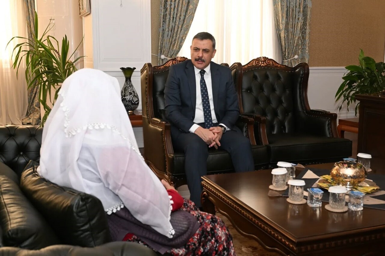 RZURUM’UN İSPİR İLÇESİNDE YAŞAYAN 93 YAŞINDAKİ ZEMZEM DAĞCI, UMRE SONRASI VALİ MUSTAFA ÇİFTÇİ’Yİ...