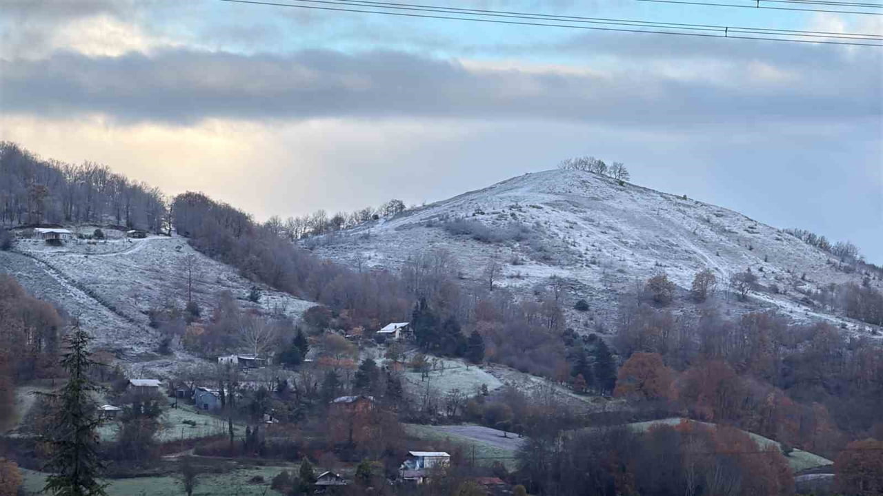 SABAH SAATLERİNDE ETKİLİ OLAN SAĞANAK VE FIRTINA YÜKSEK KESİMLERDE YERİNİ KAR YAĞIŞINA...