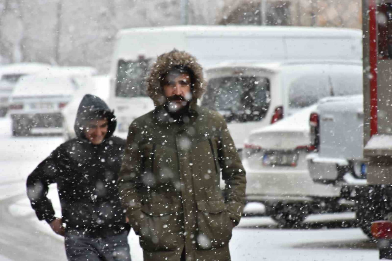SABAH SAATLERİNDE GÜNEŞLİ HAVANIN HAKİM OLDUĞU OLTU İLÇE MERKEZİNDE, ÖĞLE SAATLERİNDEN SONRA HAVA...