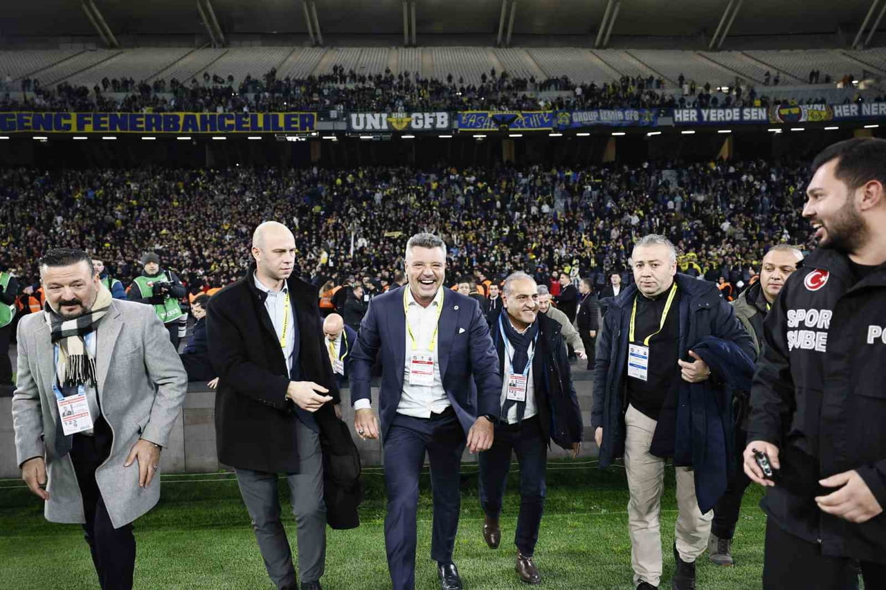 SADETTİN SARAN, GALİBİYET COŞKUSUNU TARAFTARLARLA YAŞADI