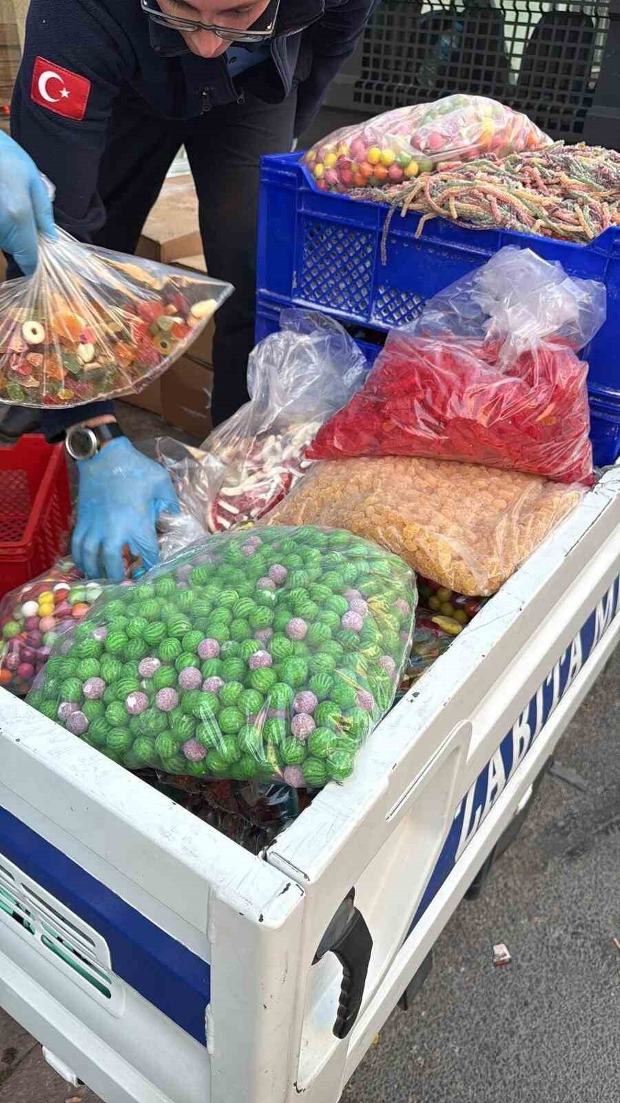 SAĞLIKSIZ ŞARTLARDA PAKETLENDİĞİ TESPİT EDİLEN 9 TON 400 KİLOGRAM JELİBON VE ÇEŞİTLİ ŞEKERLEME...