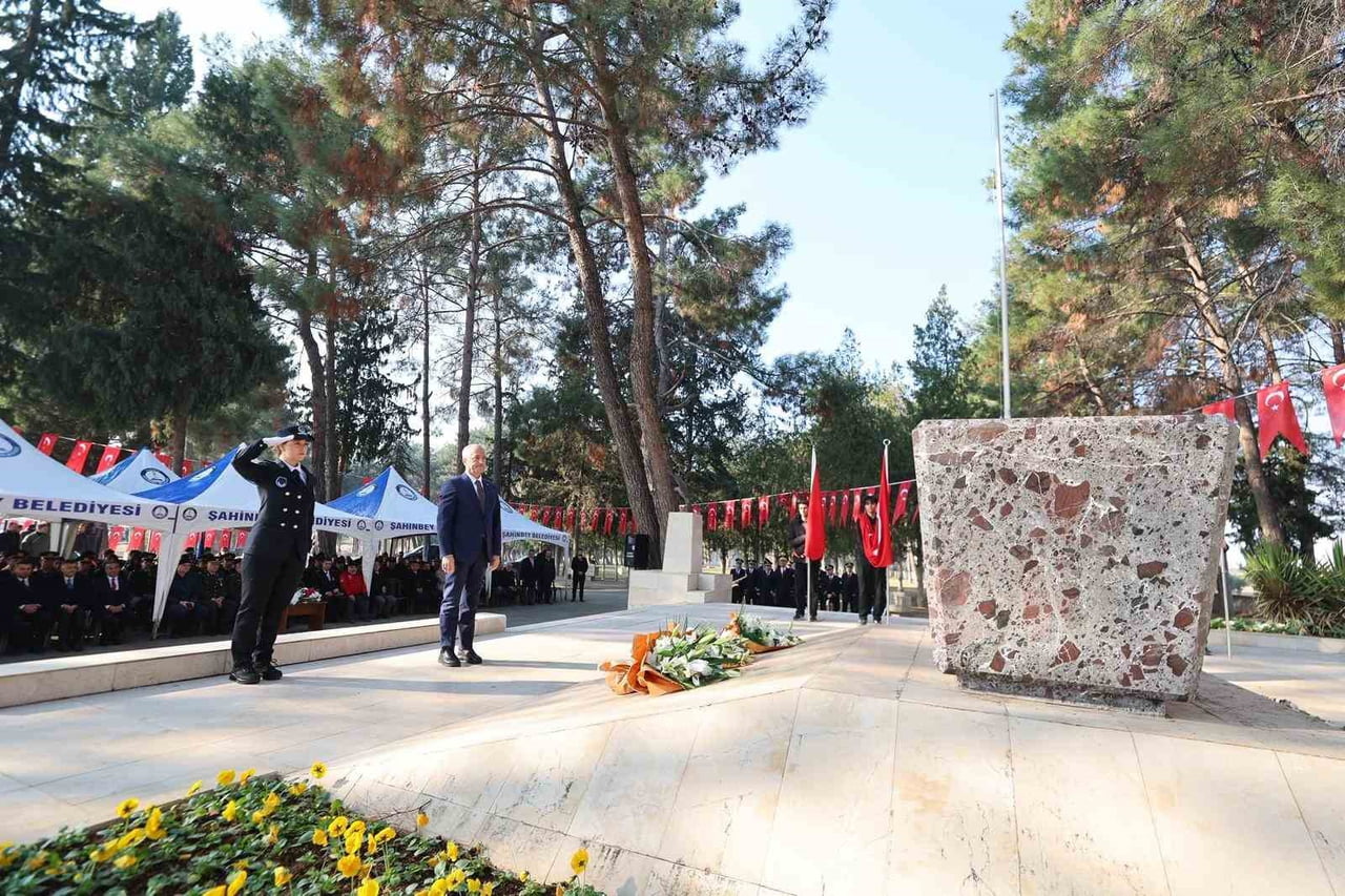 ŞAHİNBEY, ANTEP SAVUNMASI'NIN KAHRAMANLARINI MEZARLARI BAŞINDA ANDI