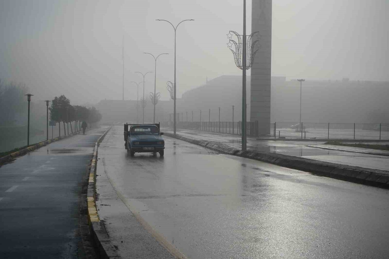 SAKARYA'DA ETKİLİ OLAN YOĞUN SİS SEBEBİYLE GÖRÜŞ MESAFESİ 50 METREYE KADAR DÜŞTÜ, SÜRÜCÜLER...