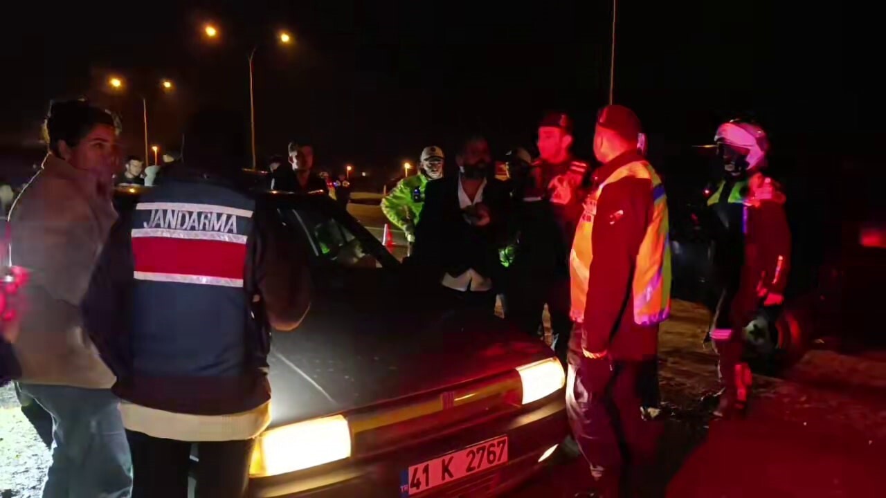 SAKARYA'NIN KARASU İLÇESİNDE POLİS VE JANDARMA EKİPLERİNİN ORTAKLAŞA GERÇEKLEŞTİRDİĞİ HUZUR VE...