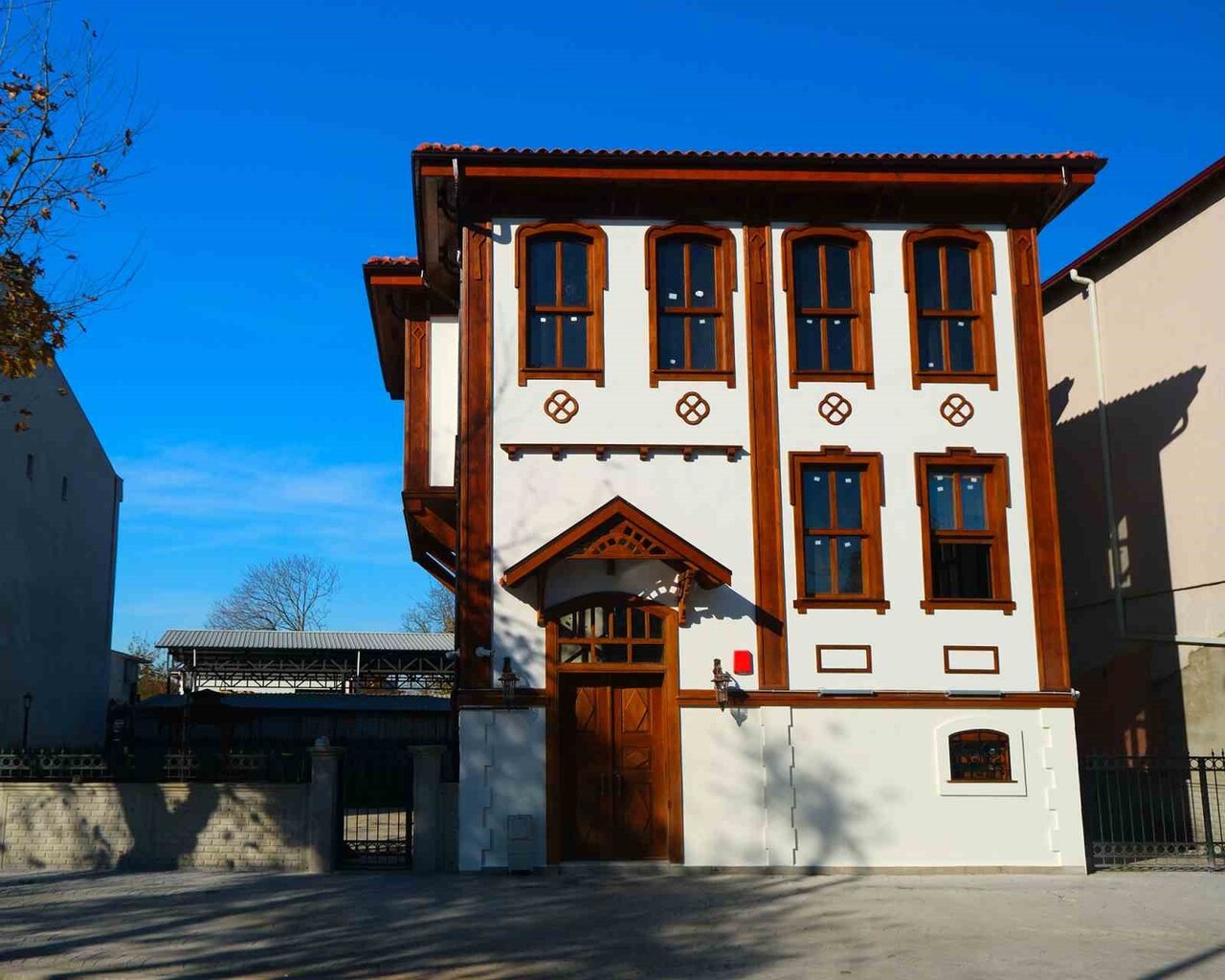 SAKARYA BÜYÜKŞEHİR BELEDİYESİ’NİN 100 YILLIK TARİHİ YENİDEN CANLANDIRARAK YIKIK VE BİTAP HALDEYKEN...