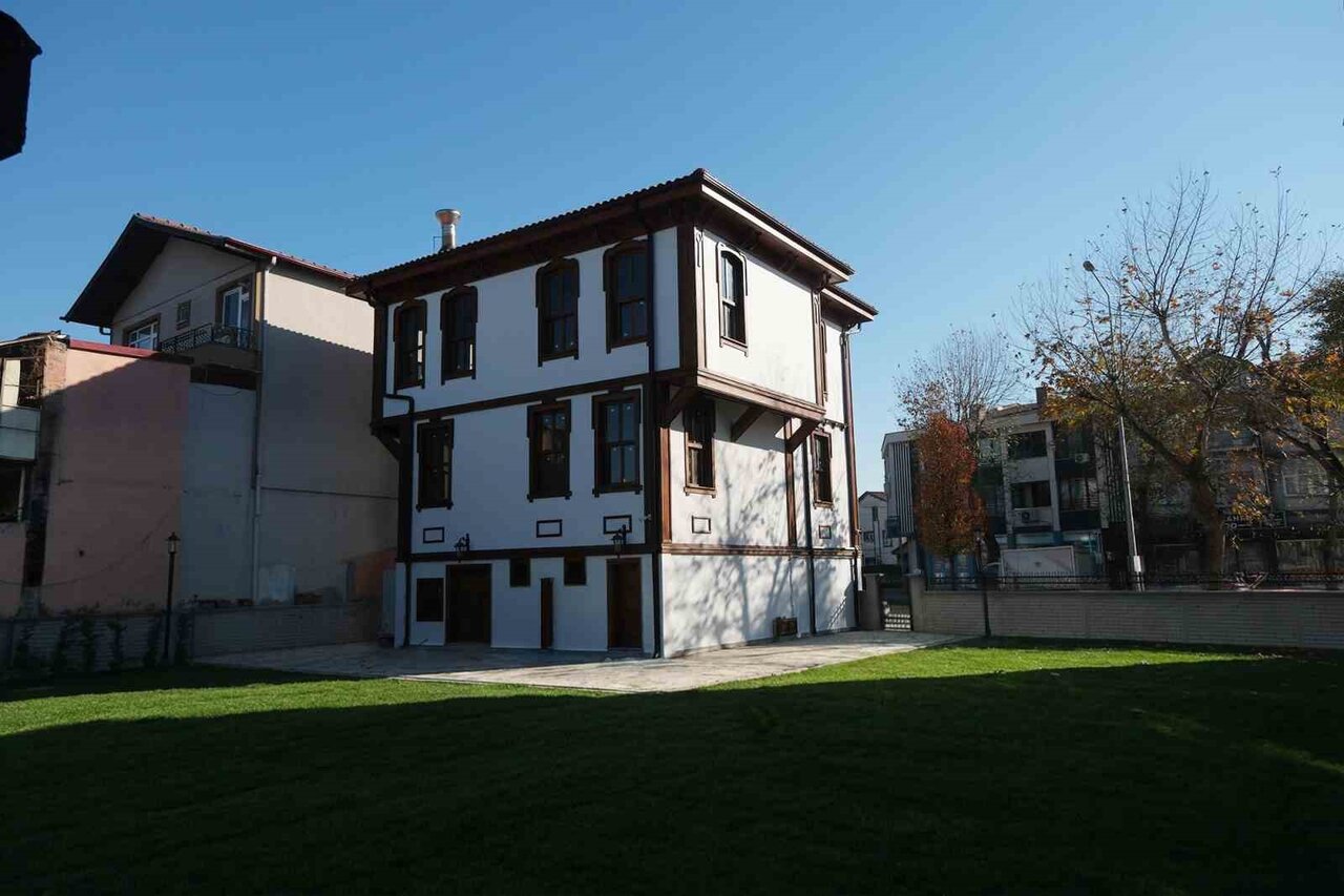 SAKARYA BÜYÜKŞEHİR BELEDİYESİ’NİN 100 YILLIK TARİHİ YENİDEN CANLANDIRARAK YIKIK VE BİTAP HALDEYKEN...