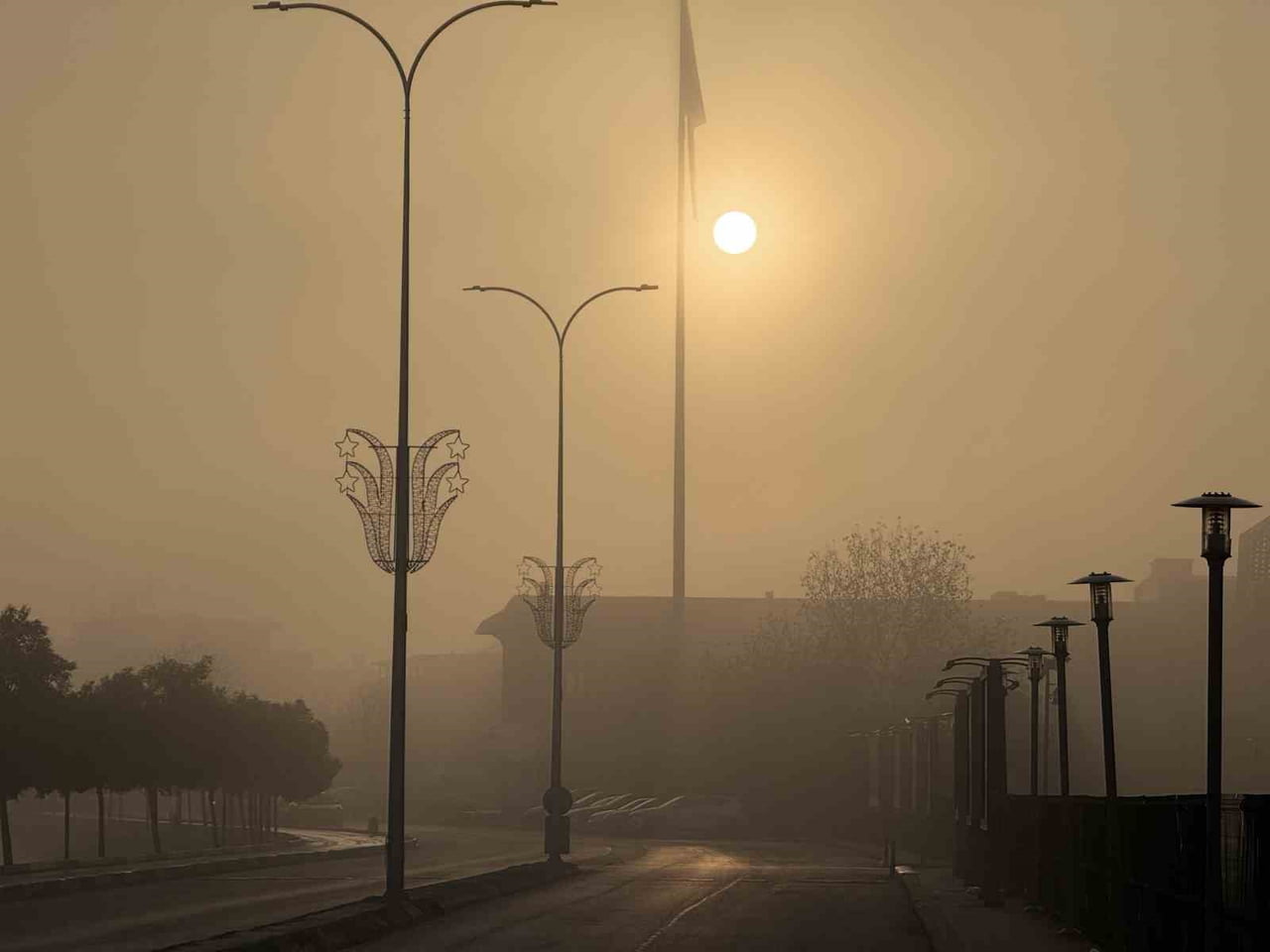 SAKARYA’DA SABAH SAATLERİNDE ETKİLİ OLAN SİS, GÜN DOĞUMUYLA BİRLİKTE GÖRSEL ŞÖLEN SUNDU