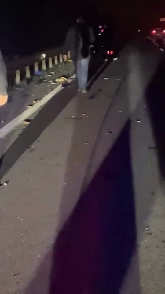 SAKARYA’NIN ADAPAZARI İLÇESİ D-020 KARA YOLUNDA YOLUN KARŞISINA GEÇEMEYE ÇALIŞAN 44 YAŞINDAKİ...