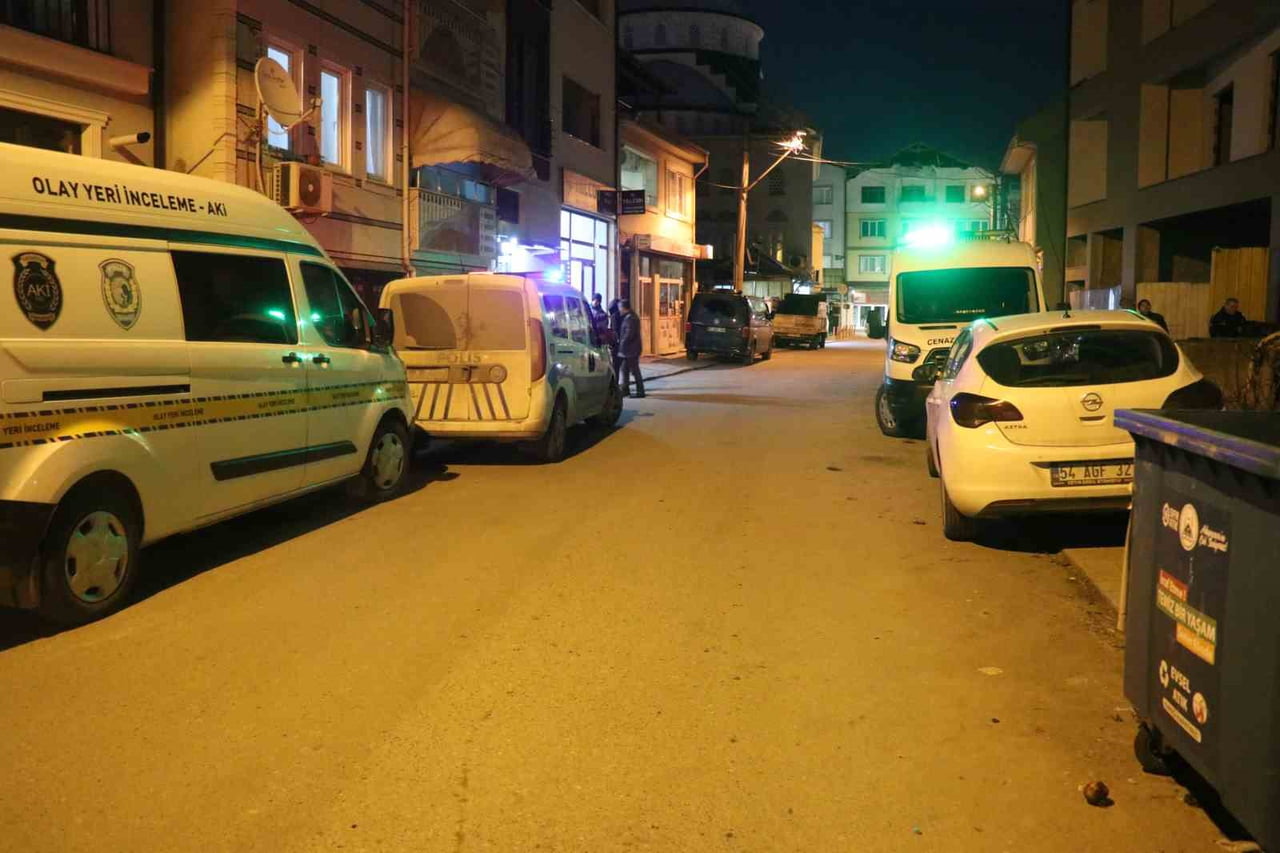 SAKARYA’NIN ADAPAZARI İLÇESİNDE BULUNAN İNŞAAT SAHASINDA ERKEK CESEDİ BULUNDU.