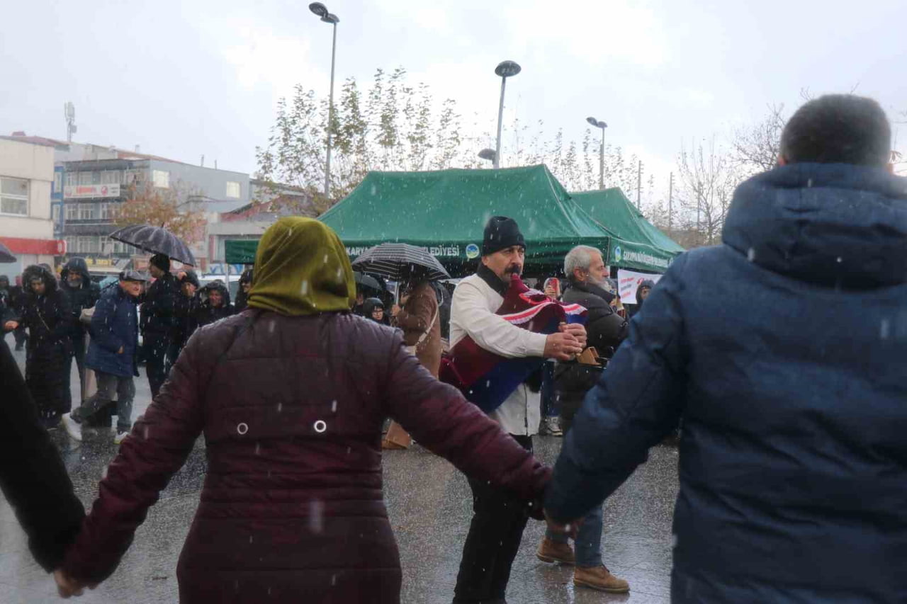 SAKARYA’NIN ADAPAZARI İLÇESİNDE DÜZENLENEN FESTİVALE KATILAN VATANDAŞLAR, DOLU YAĞIŞINA ALDIRIŞ...