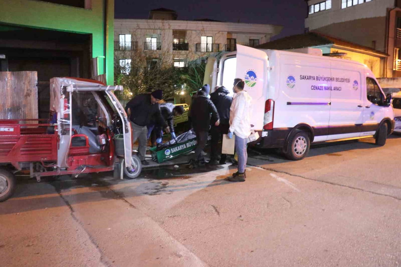 SAKARYA’NIN ADAPAZARI İLÇESİNDE İNŞAAT SAHASINDA ÖLÜ OLARAK BULUNAN ERKEK CESEDİNİN KİMLİĞİ BELLİ...