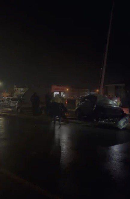 SAKARYA’NIN ADAPAZARI İLÇESİNDE MEYDANA GELEN TRAFİK KAZASINDA 23 YAŞINDAKİ GENÇ, OTOMOBİLİ İLE...