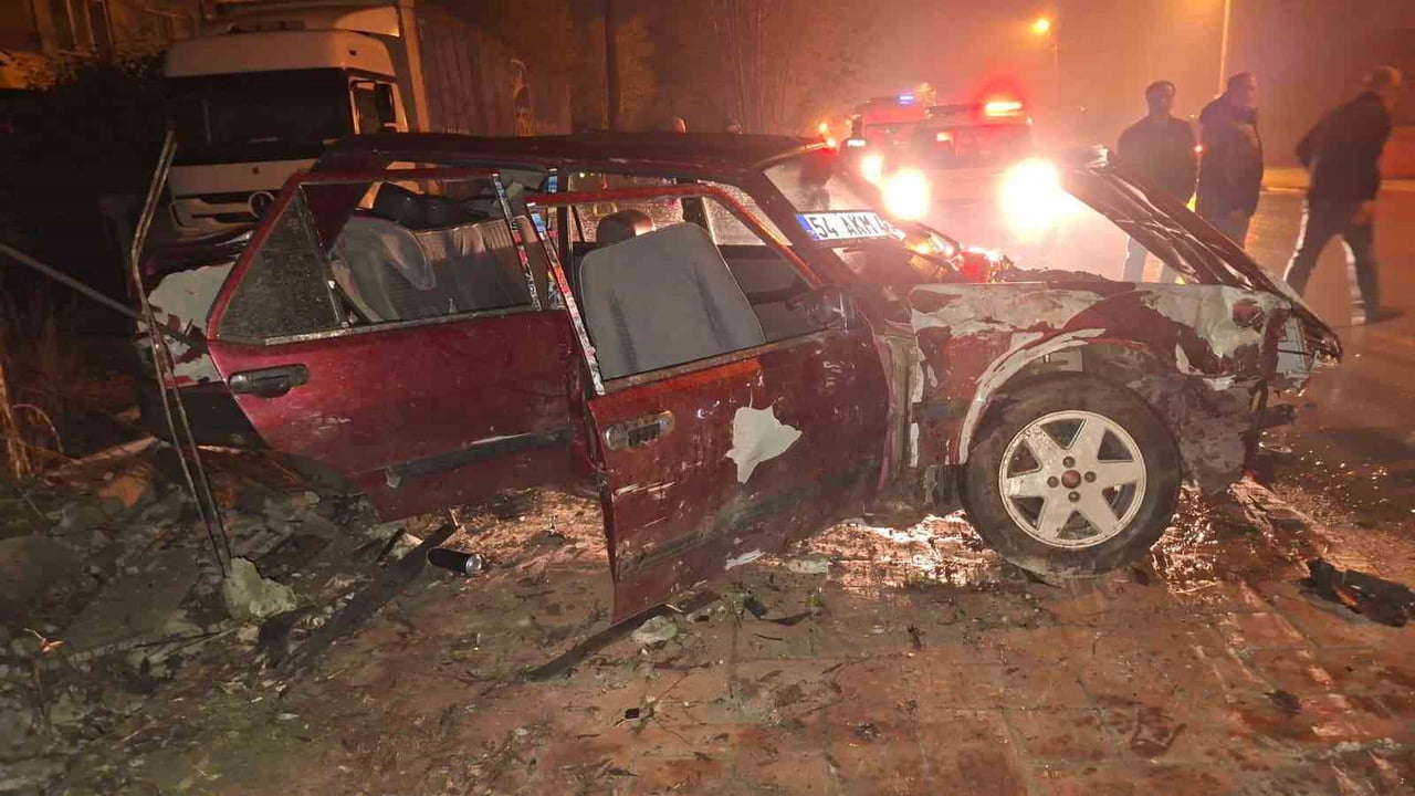 SAKARYA’NIN AKYAZI İLÇESİNDE ALKOLLÜ SÜRÜCÜ, SOLLAMA YAPTIĞI ESNADA OTOMOBİLİN KONTROLÜNÜ...