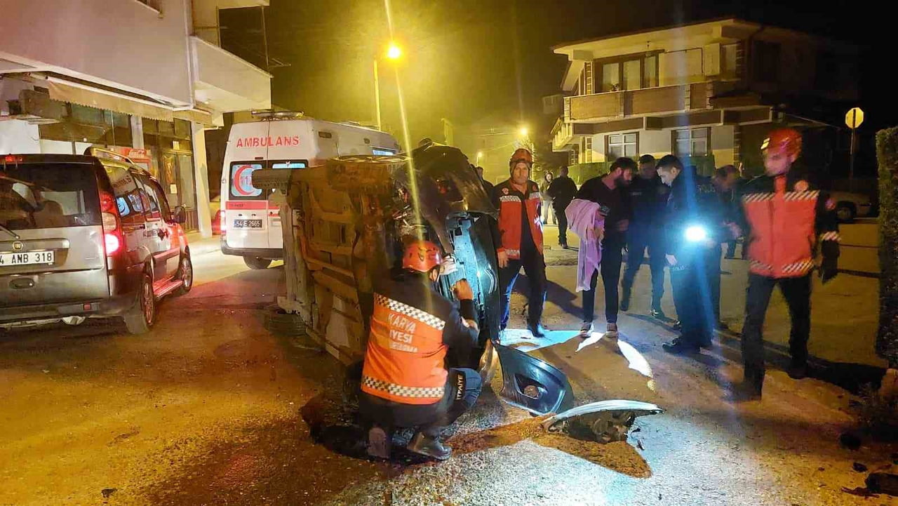 SAKARYA’NIN AKYAZI İLÇESİNDE GAZ PEDALININ TAKILI KALMASI NETİCESİNDE HIZLANAN OTOMOBİL, BETON...
