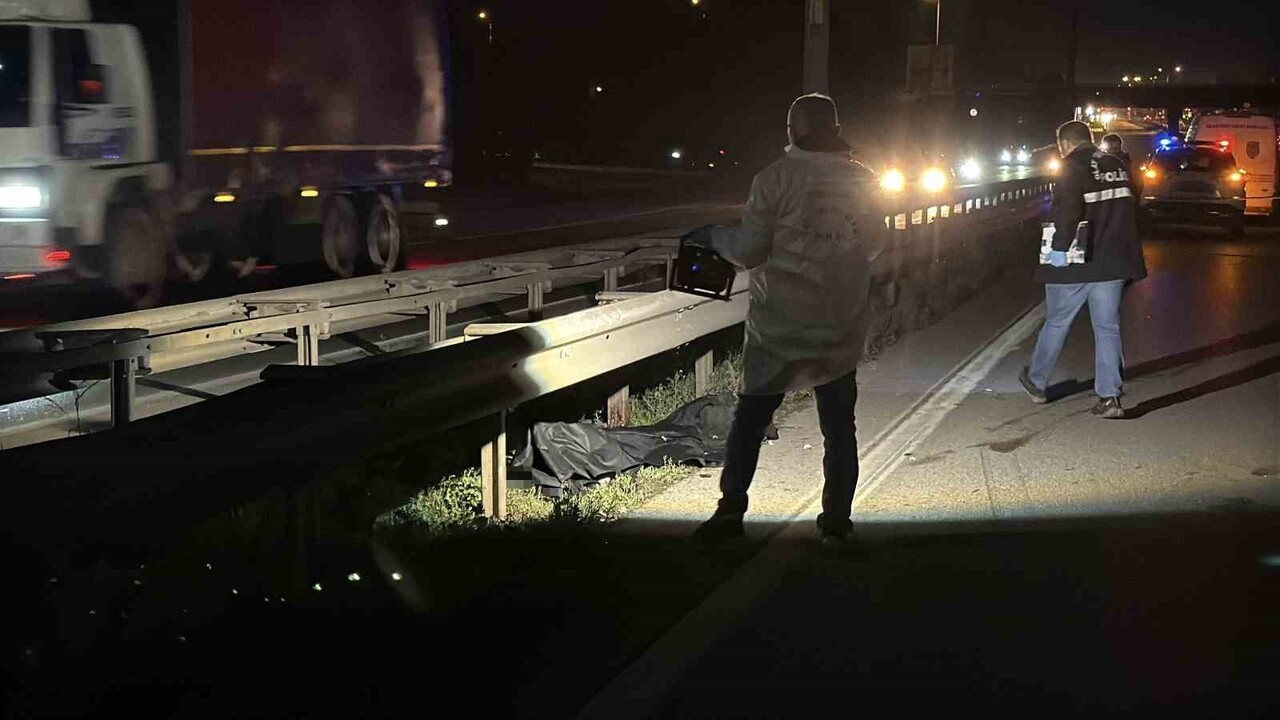 SAKARYA’NIN ARİFİYE İLÇESİ D-100 KARA YOLUNDA ÜST GEÇİDE YAKLAŞIK 20 METRE UZAKLIKTA YOLUN...