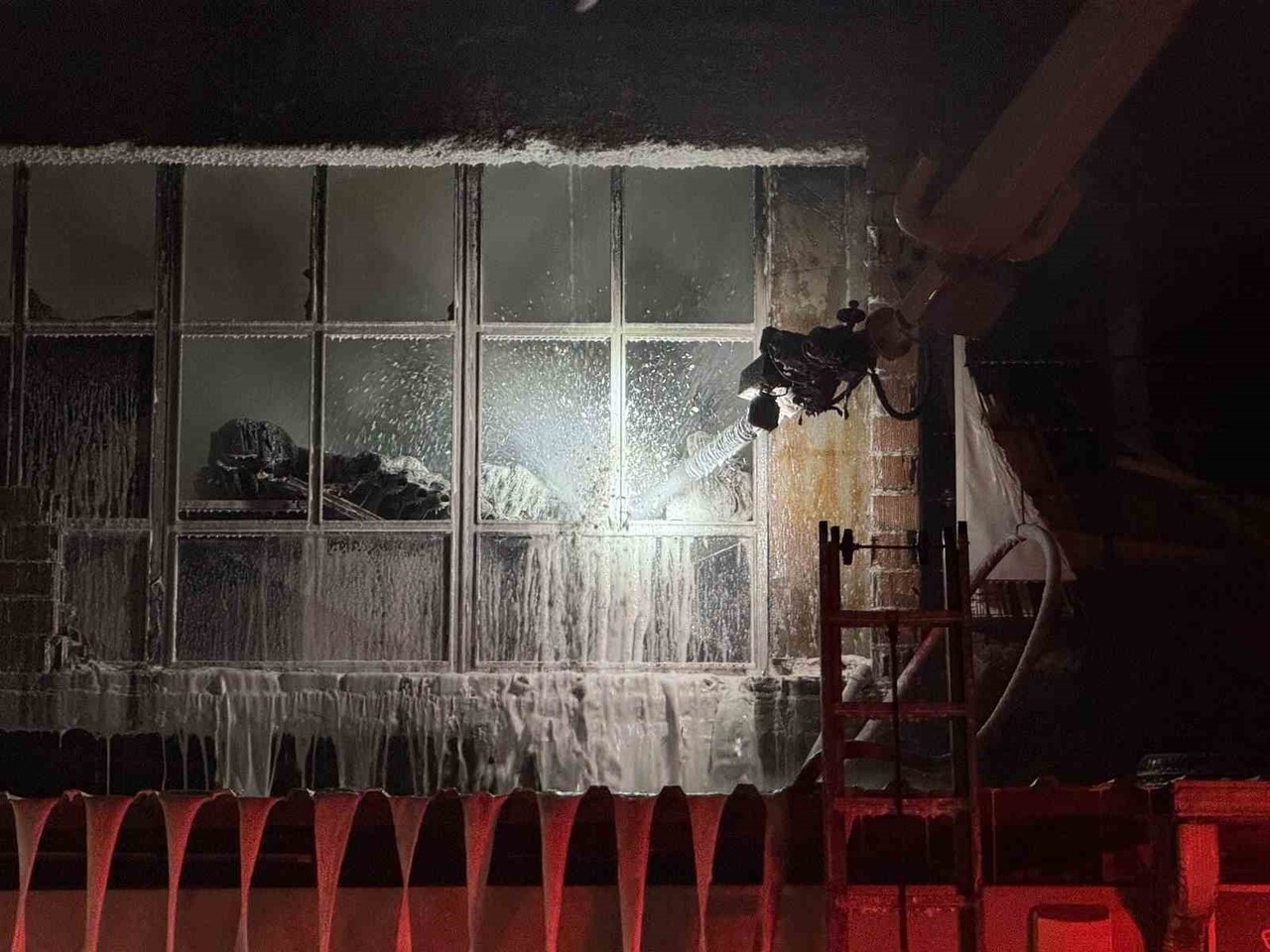 SAKARYA’NIN ARİFİYE İLÇESİNDE BULUNAN HIRDAVAT DÜKKANI ALEV TOPUNA DÖNDÜ. İTFAİYE EKİPLERİNİN...