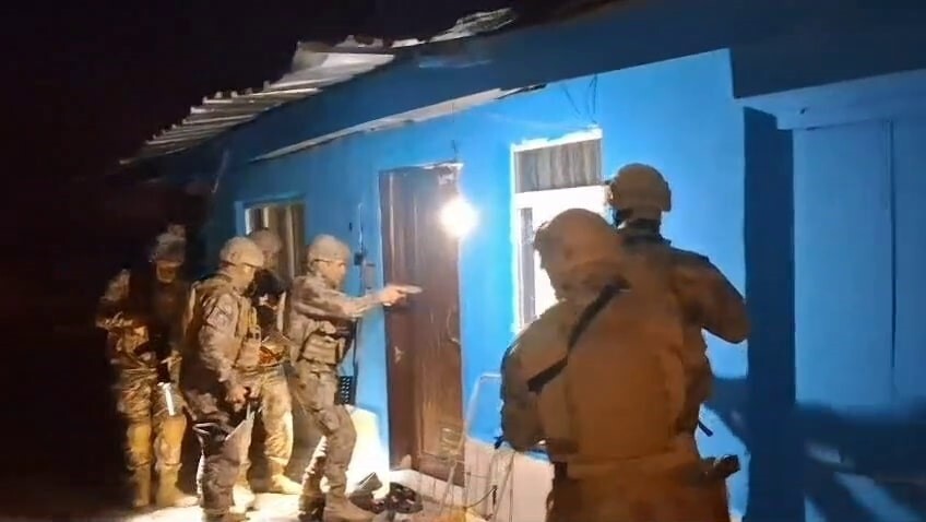 SAKARYA’NIN ERENLER VE GEYVE İLÇESİNDE SOKAK SATICILARINA YÖNELİK YAPILAN UYUŞTURUCU OPERASYONUNDA...