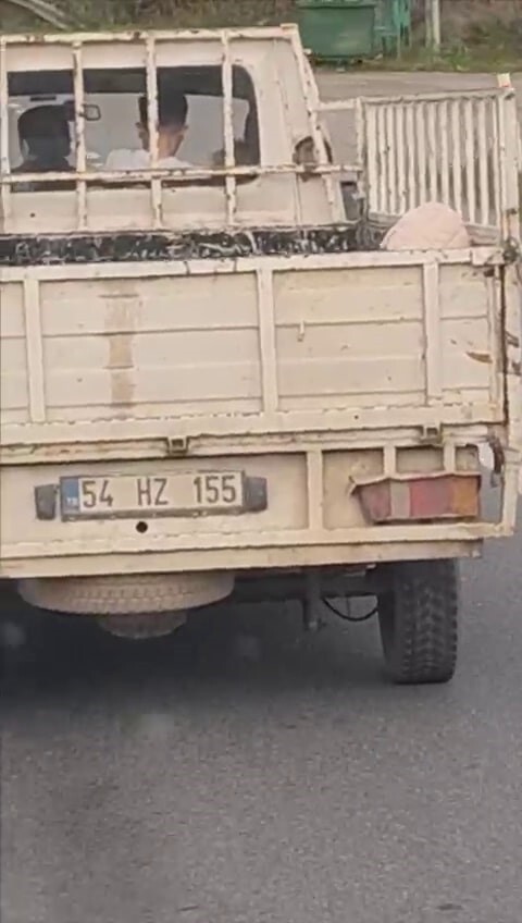 SAKARYA’NIN KARASU İLÇESİ D-650 KARA YOLUNDA SOĞUK HAVADA KAMYONET KASASINDA SEYAHAT EDEN VE...