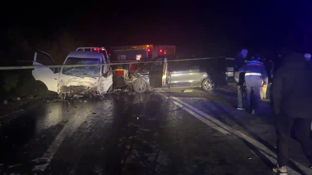 SAKARYA’NIN PAMUKOVA İLÇESİNDE PANELVAN İLE KAMYONETİN ÇARPIŞMASI NETİCESİNDE MEYDANA GELEN TRAFİK...