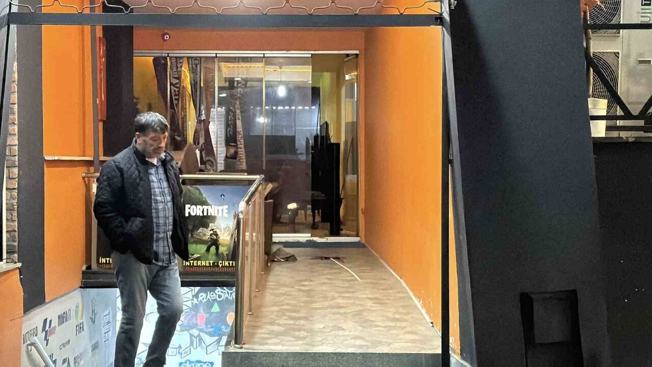 SAKARYA’NIN SERDİVAN İLÇESİNDE İKİ ESNAF ARASINDA ÇIKAN SİLAHLI KAVGADA BİR KİŞİ HAYATINI...