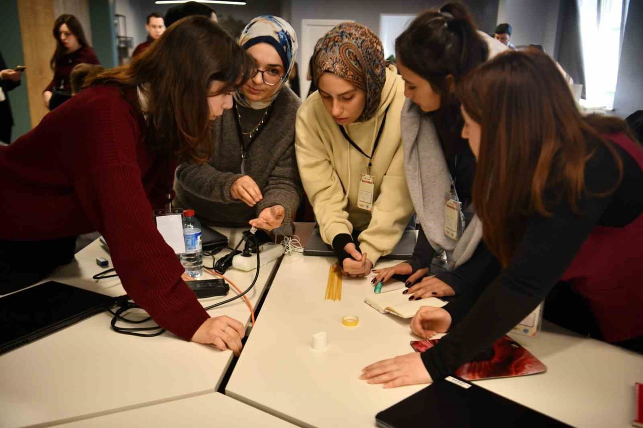 SAKARYA ÜNİVERSİTESİNDE (SAÜ), ÖĞRENCİLERİN HIZLI PROJE ÜRETME VE GİRİŞİMCİLİK YETENEKLERİNİ...