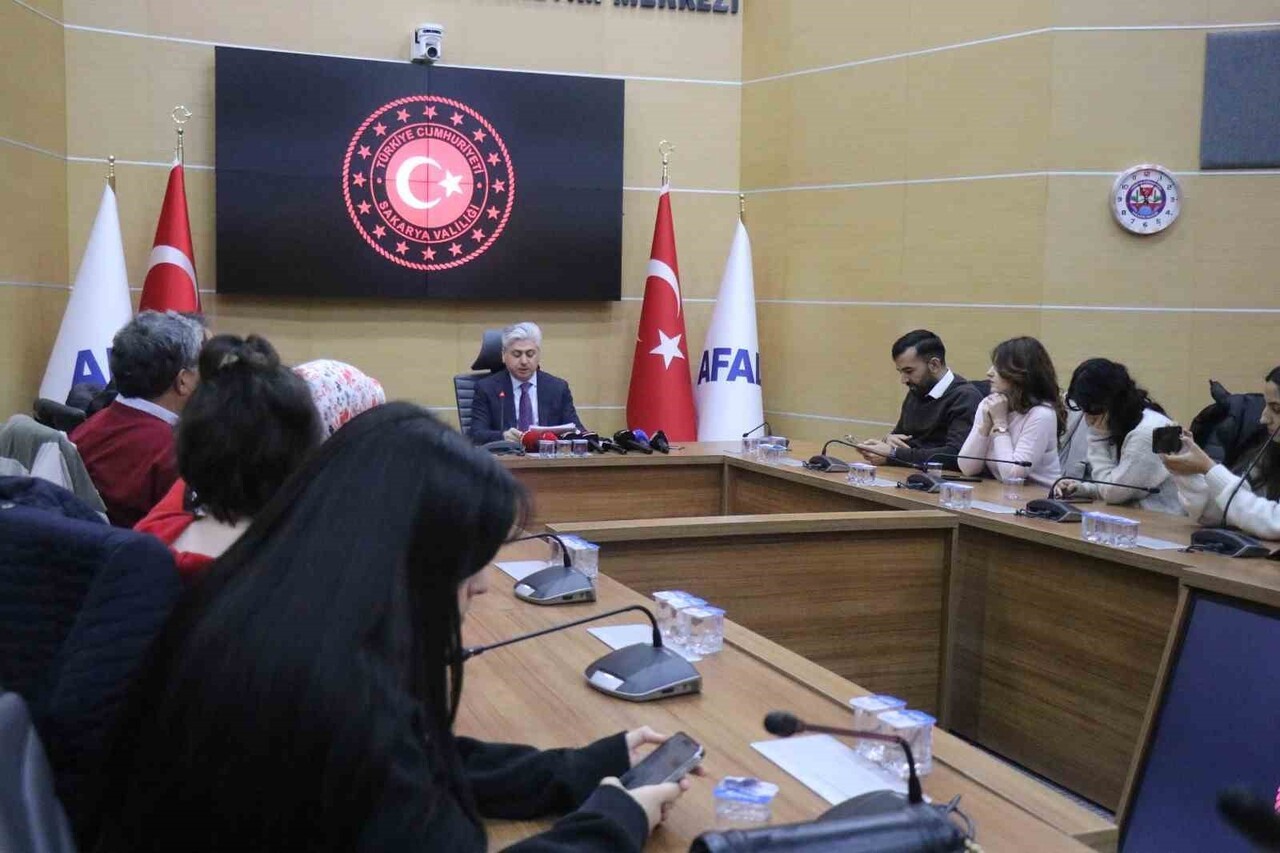 SAKARYA VALİSİ RAHMİ DOĞAN, AYLIK ASAYİŞ VE BİLGİLENDİRME TOPLANTISINDA GÜNDEME İLİŞKİN BASIN...