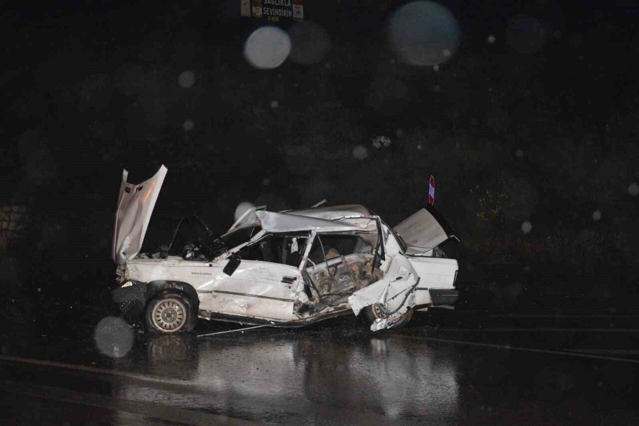 SAMSUN'DA FECİ KAZA: OTOMOBİL TIRA OK GİBİ SAPLANDI 4 YARALI