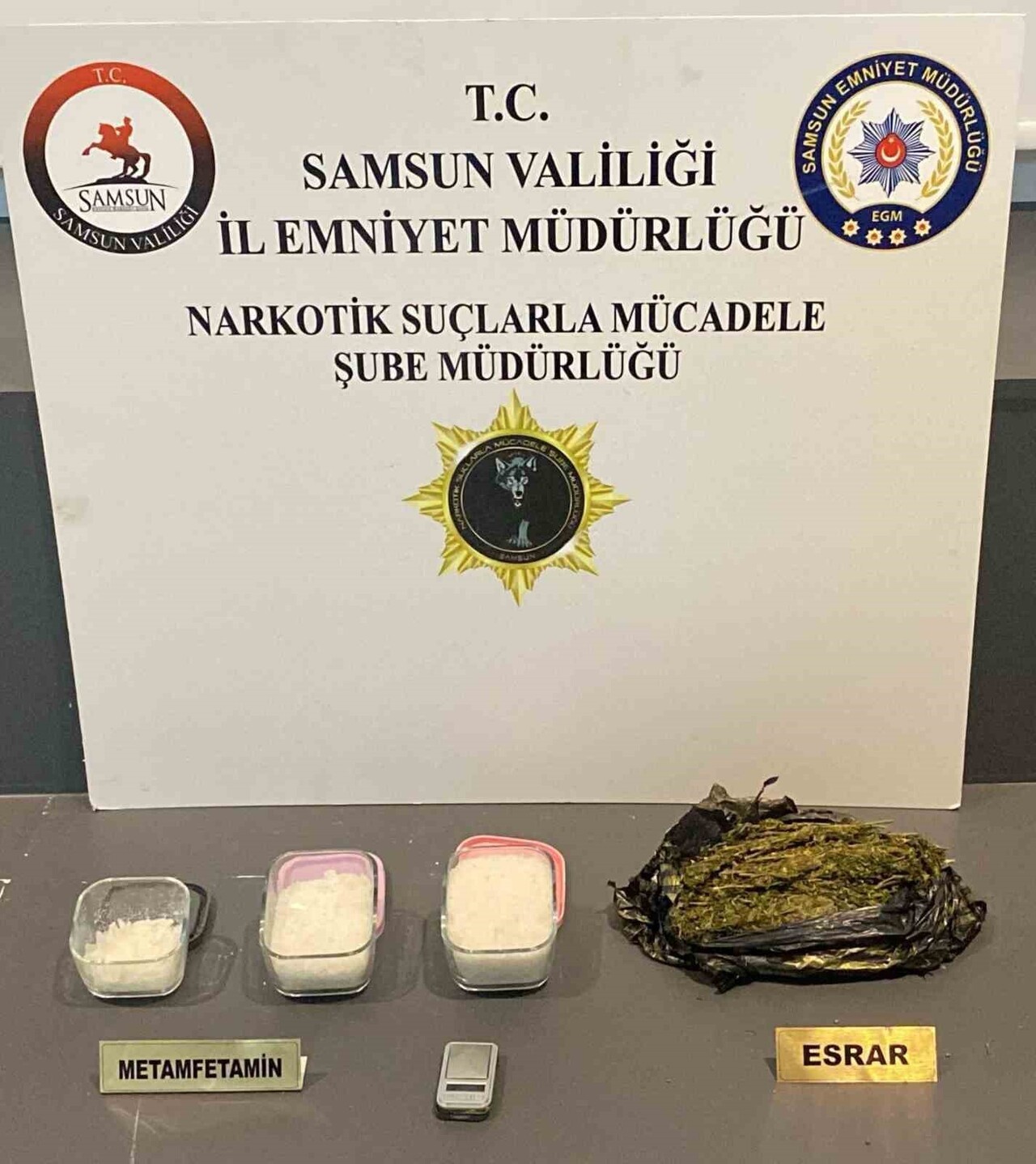 SAMSUN'DA NARKOTİK POLİSİ TARAFINDAN DÜZENLENEN UYUŞTURUCU OPERASYONUNDA METAMFETAMİN VE ESRARLA...
