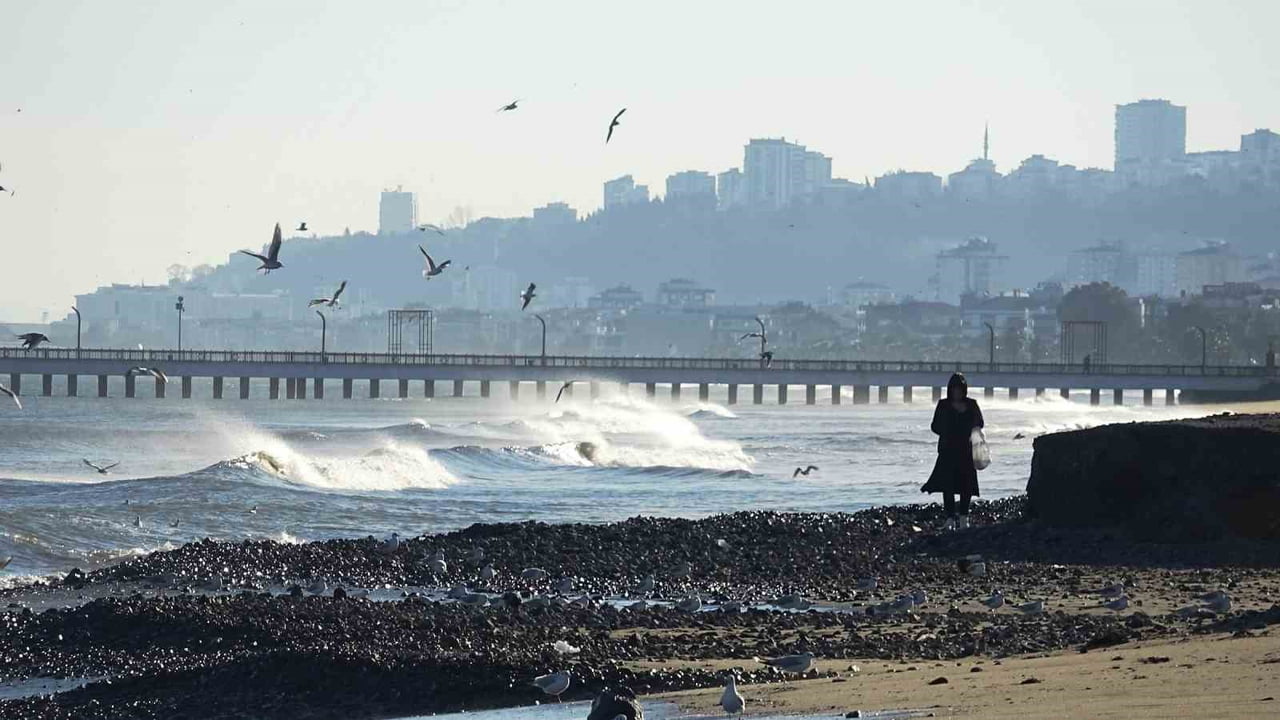 SAMSUN'DA SAHİLİ DÖVEN DALGALARIN ARDINDAN DENİZDEN FIRLAYAN TAŞLAR SAHİLE BİRİKTİ. VATANDAŞLAR...