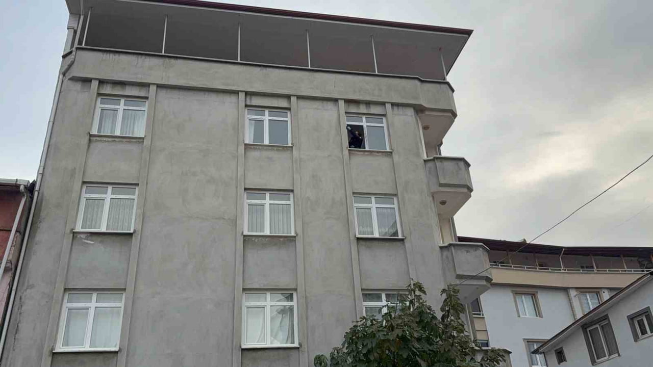 SAMSUN’DA 3. KATTAKİ EVİNİN PENCERESİNDEN DÜŞEN 63 YAŞINDAKİ SELAMİ ERÇİN (63), İNCİR AĞACININ...