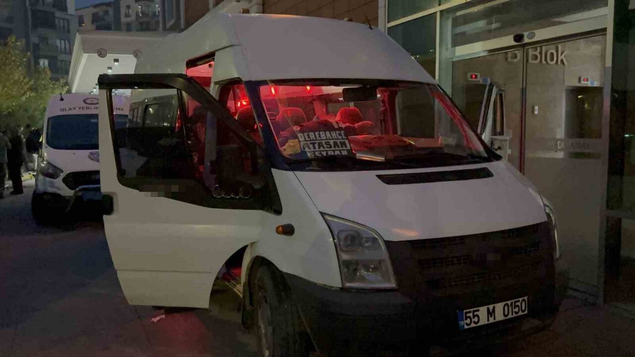 SAMSUN’DA DOLMUŞ MİNİBÜS İÇİNDE SİLAHLI SALDIRIYA UĞRAYAN SÜRÜCÜ VURULARAK HASTANELİK...