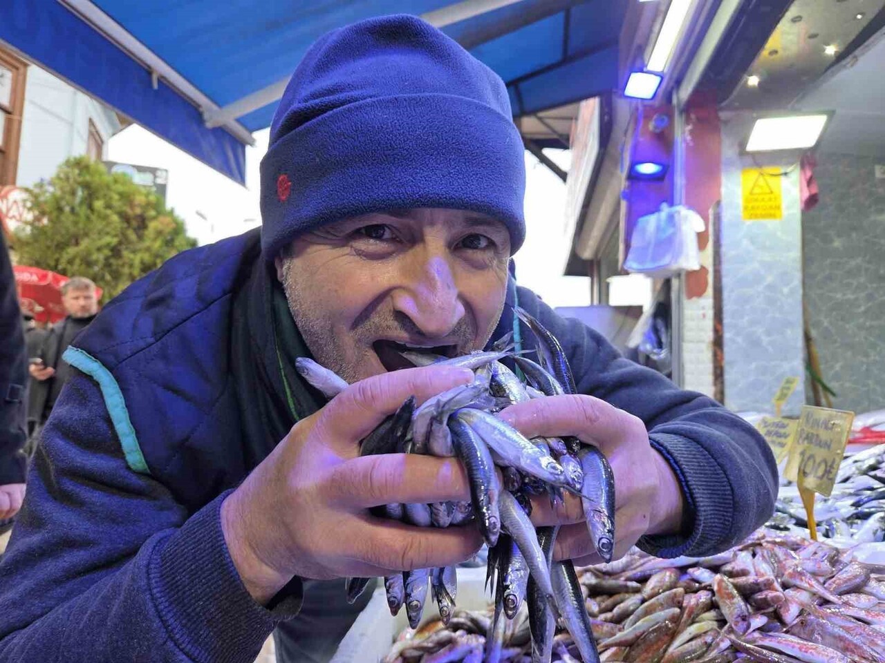 SAMSUN’DA HAVALARIN SOĞUMASIYLA BİRLİKTE KİLOSU 150 TL’YE ÇIKAN HAMSİ, VATANDAŞLAR TARAFINDAN...